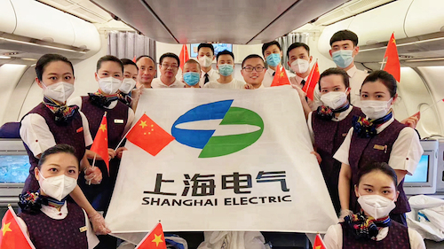 建设者登上飞机与空乘人员合影留念。 建设者登上飞机与空乘人员合影留念。